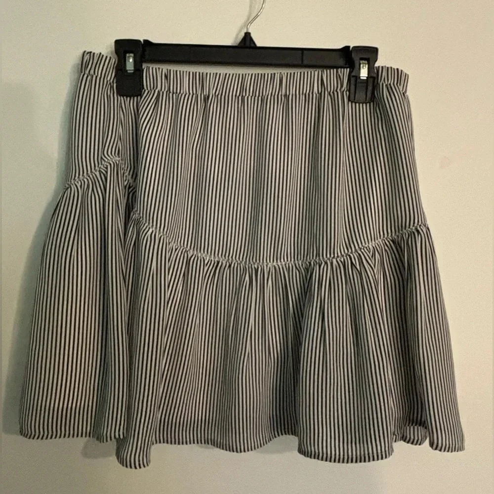 Banana Republic Womens Sz S‎ Black White Pinstripe Skirt Lace Accent No BR label